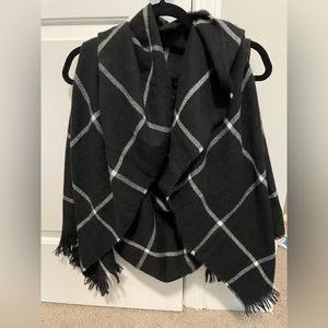 Women’s scarf with armholes black plaid one size
